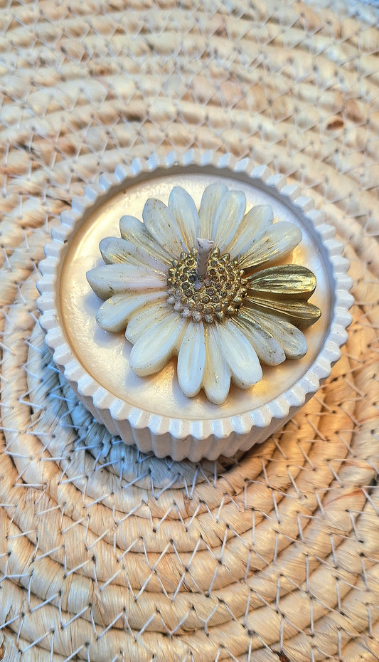 Goldene Stille – Sojawachskerze in geriffelter Gipsschale