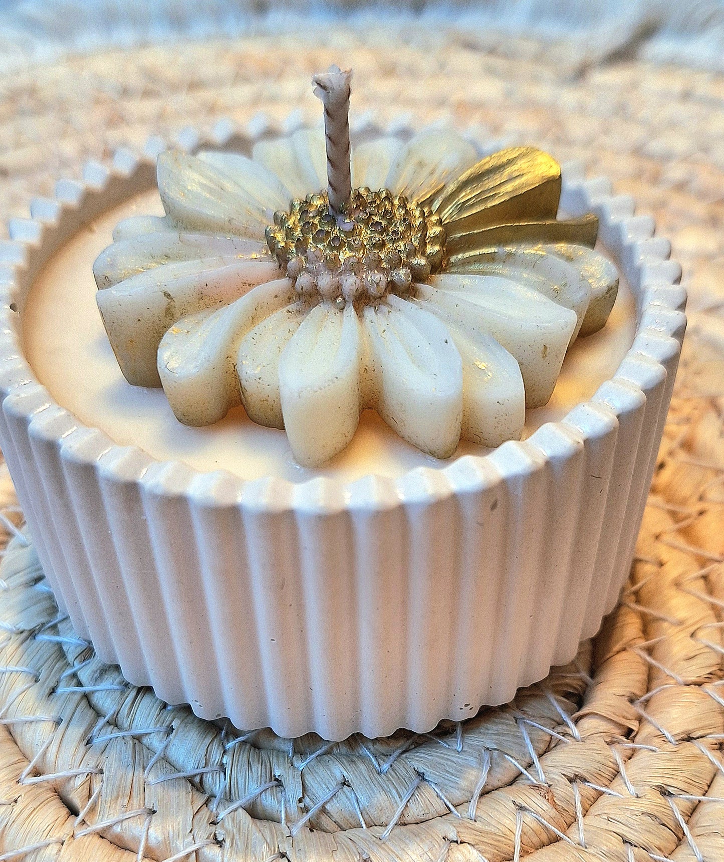 Goldene Stille – Sojawachskerze in geriffelter Gipsschale