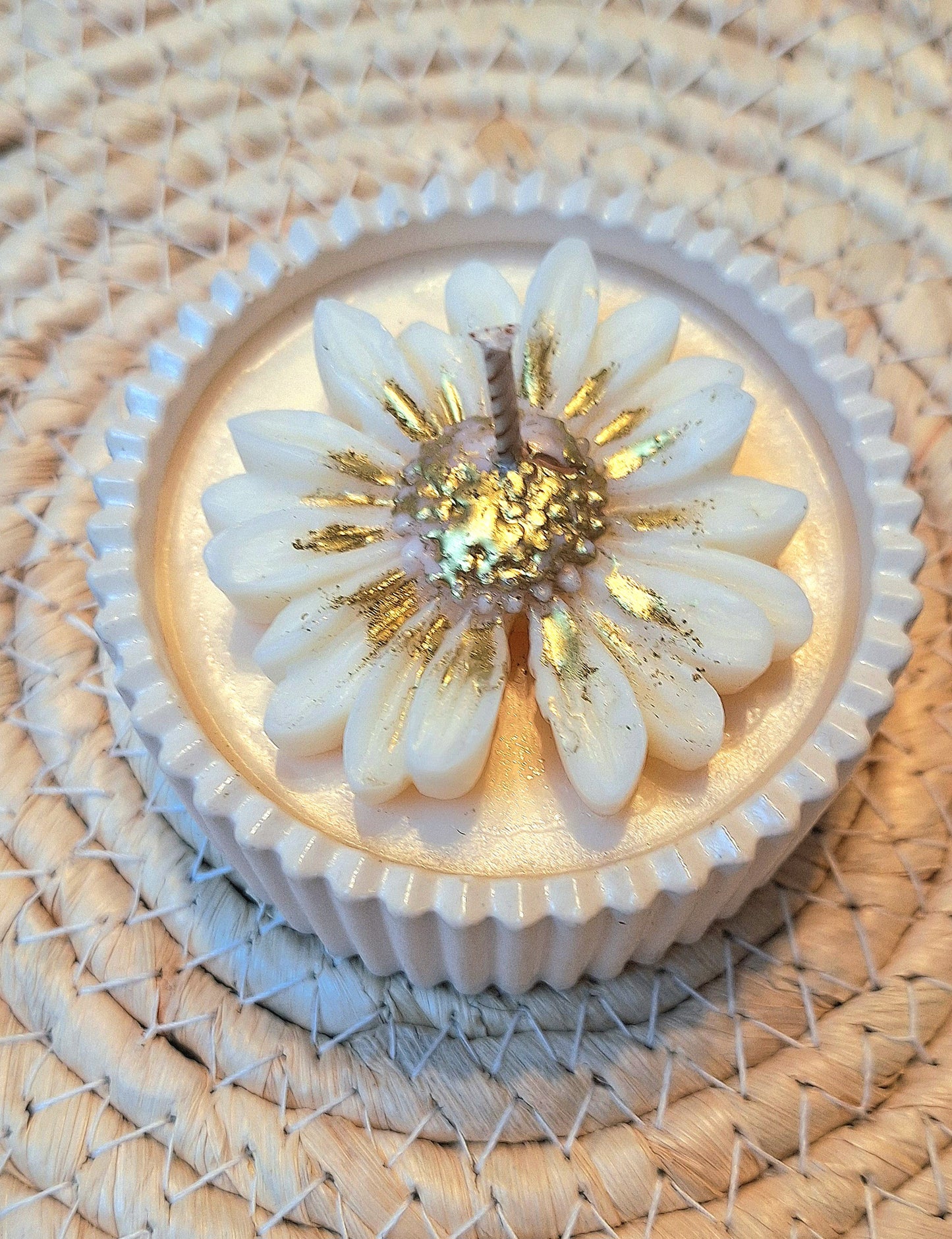 Goldene Stille – Sojawachskerze in geriffelter Gipsschale