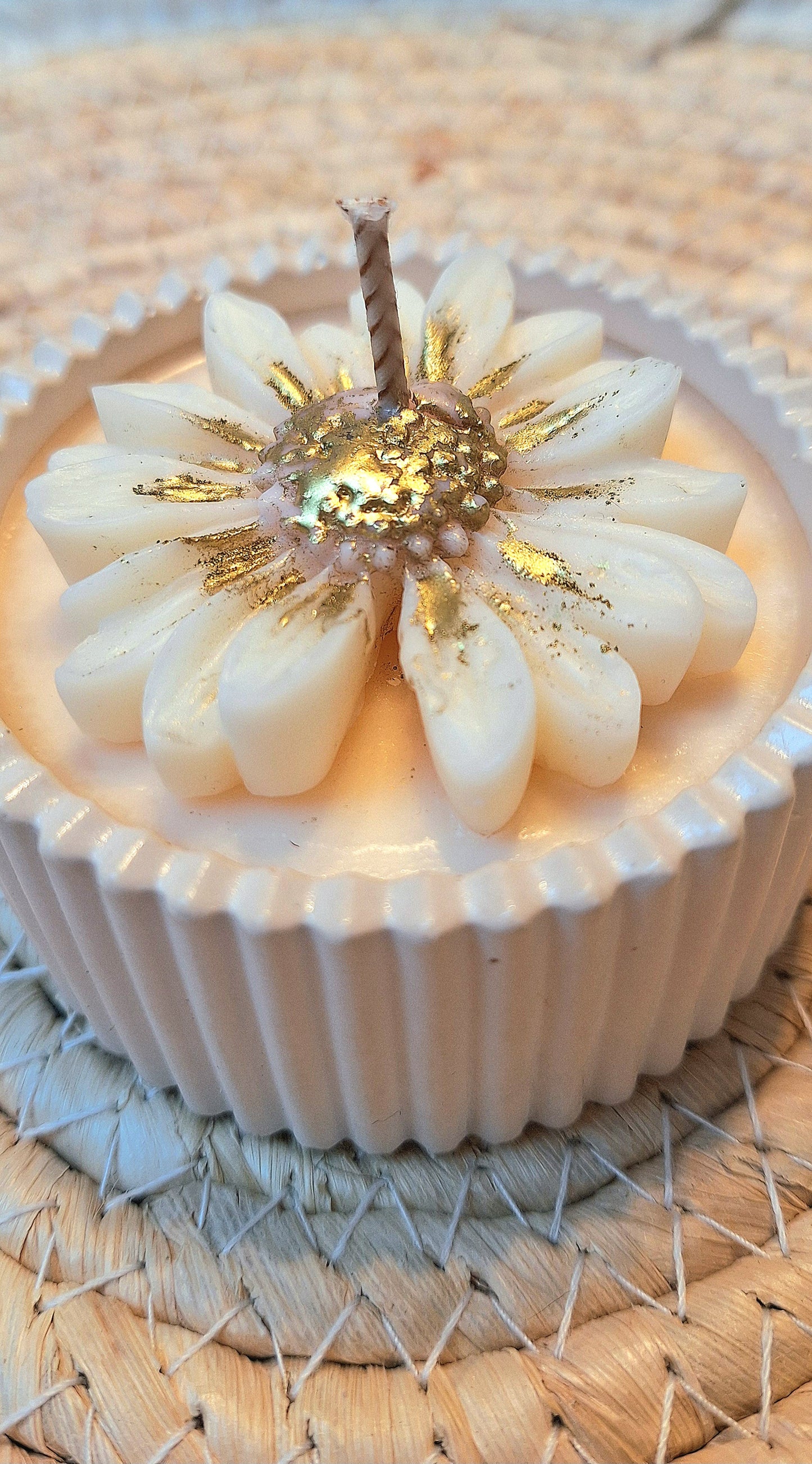 Goldene Stille – Sojawachskerze in geriffelter Gipsschale